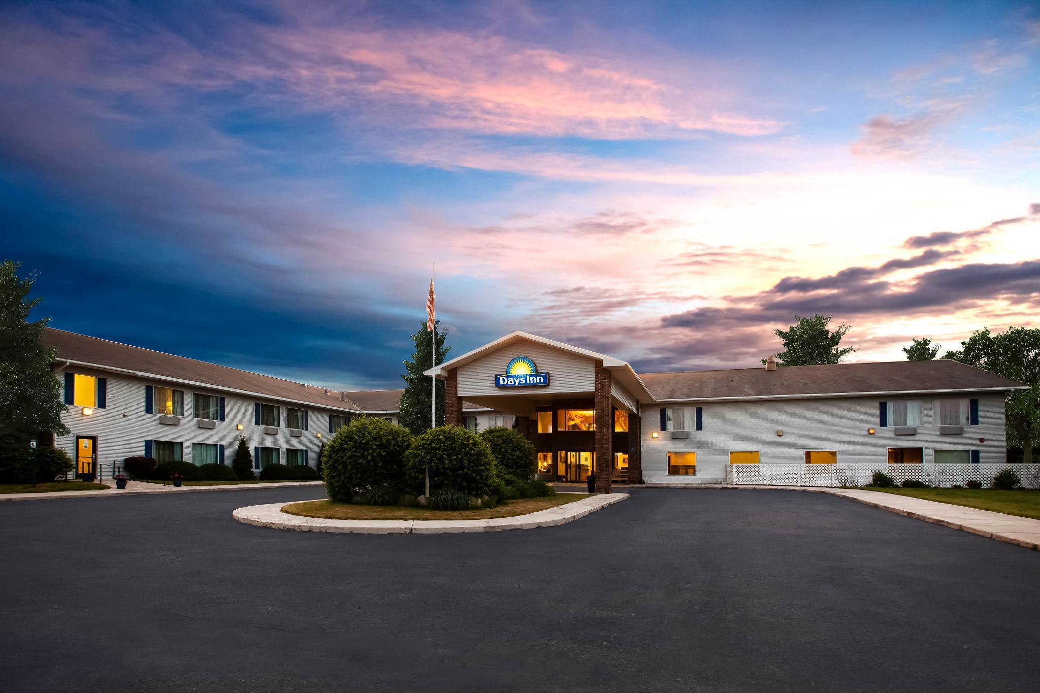 Days Inn By Wyndham Cadillac Exterior photo
